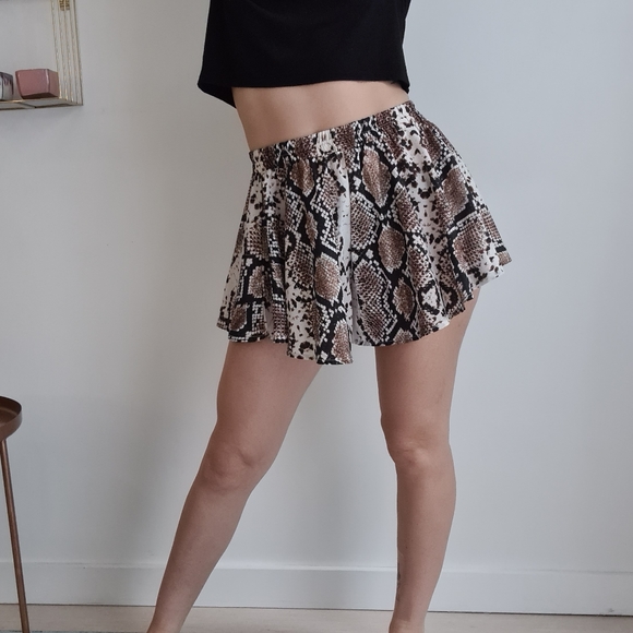 PrettyLittleThing shorts snakeskin print, flared, high waisted size 10. - Picture 7 of 15